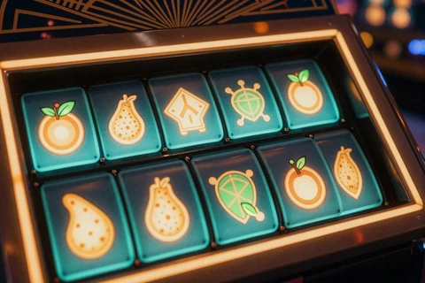 Leuchtende Video-Slot-Walzen mit Frucht- und Goldsymbolen im Betsson Online Casino